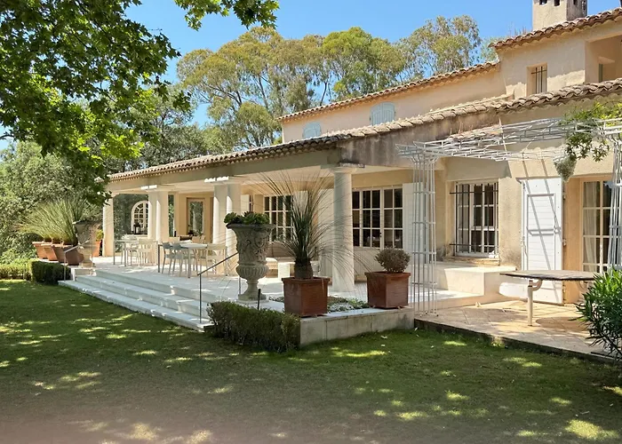 Au Milieu Des Vignes *